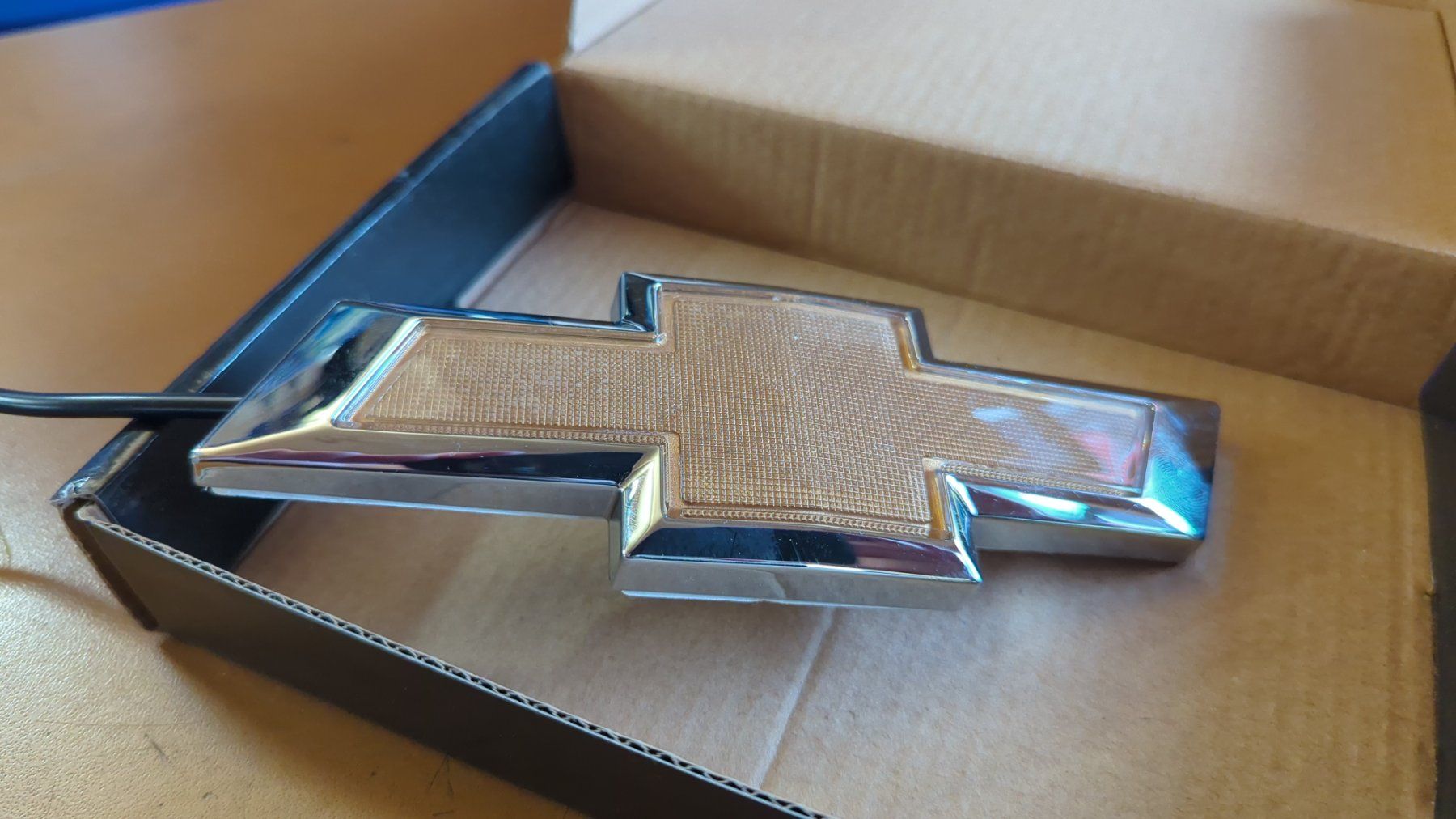 Tutti pezzi di ricambio auto: Chevy Bowtie Logo beleuchtet Rot – Nuovo e nell'imballaggio originale da Walenstadt venduto da Dreamtronic 1