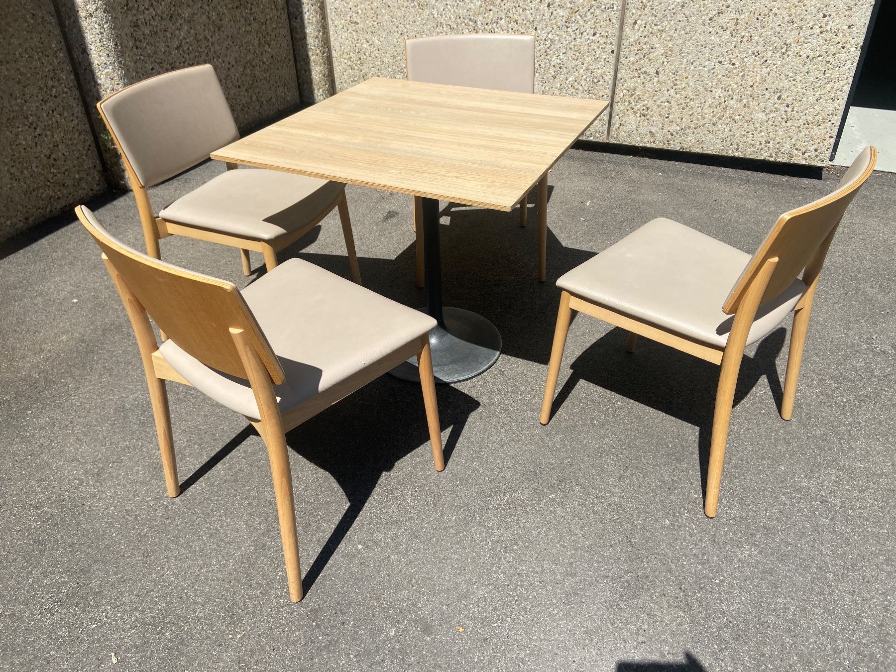 Set de table et chaises: Tischchen mit 4 Stühlen – D'occasion à Wil SG par tra_dv7v