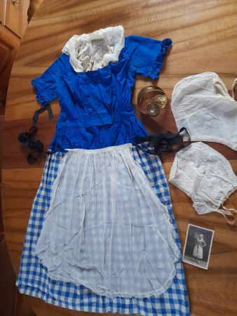 ESTRICHFUND. ANTIQUES KLEID VON MASKENBALL MIT FOTO V. 1927