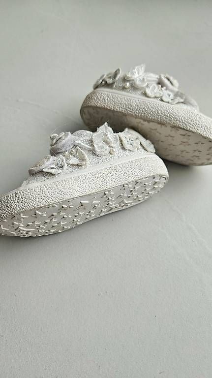 Next Schuhe für Mädchen: Schuhe mit Glitzer weiss/silber Grösse 19 – Gebraucht aus Strengelbach von Ciinci 2