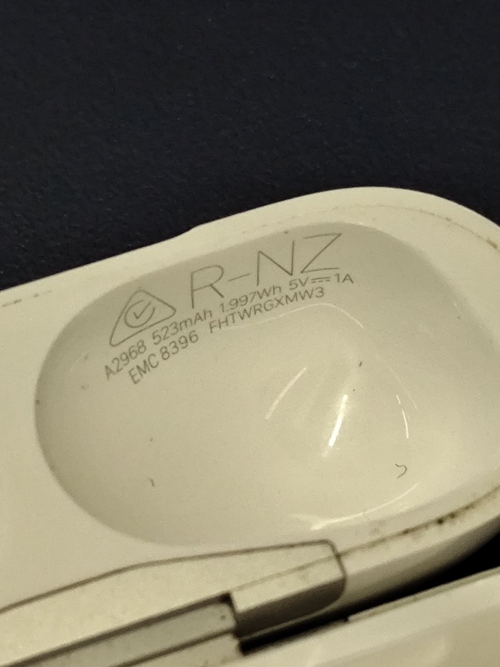 Apple Cuffie: AirPods Pro charging case – Usato da Biel/Bienne venduto da Pyuji 4