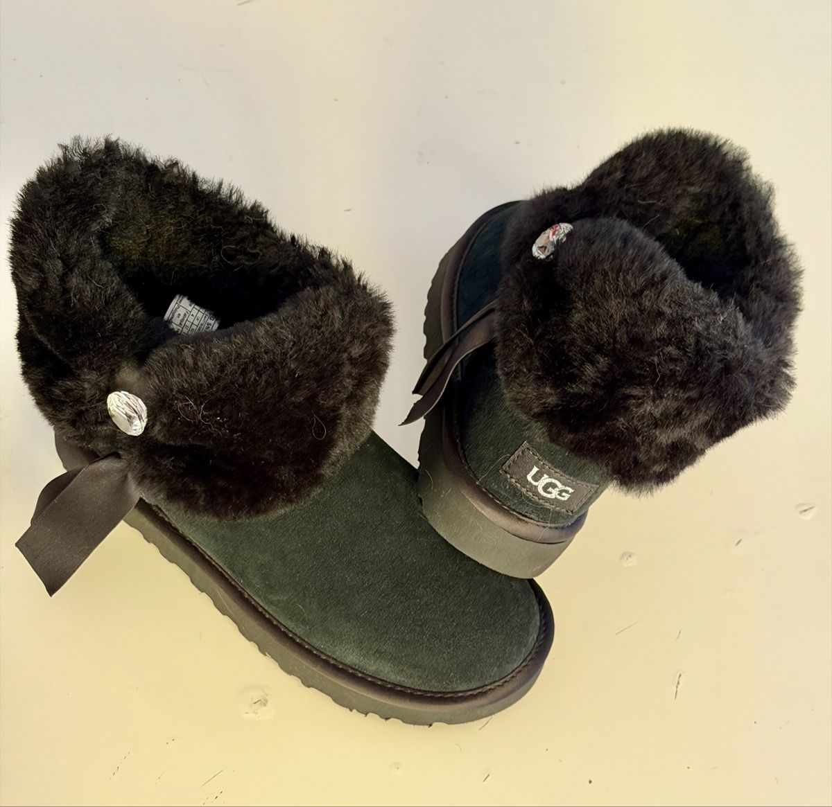 Scarpe per ragazze: Chaussures UGG, noir, la taille 37  – Usato da  venduto da