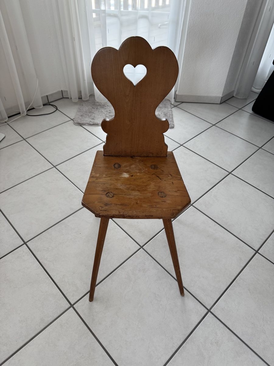 Sedie: Alter Schweizer Holzstuhl mit Herzmotiv – Usato da Steinmaur venduto da malaespuma