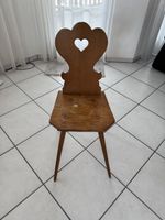 Alter Schweizer Holzstuhl mit Herzmotiv