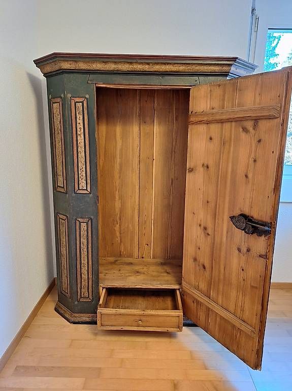 Armadi: Antiker Holzschrank mit Bauernmalerei – Usato da Niederteufen venduto da MCVetsch 1