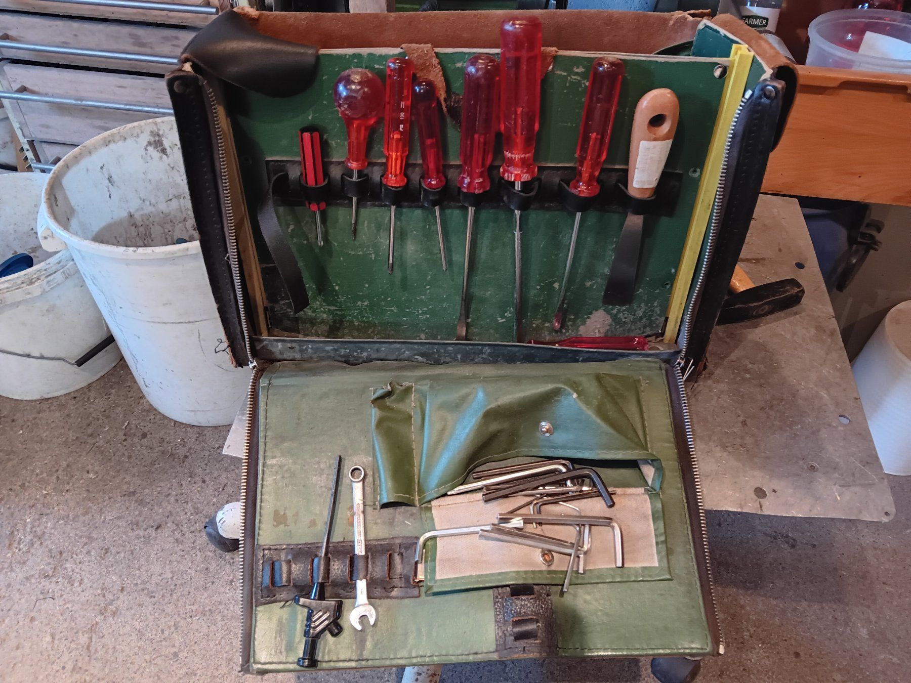 Tutti gli attrezzi: Gefüllte Werkzeugtasche aus Leder. – Usato da Dietikon venduto da Sauber64 1