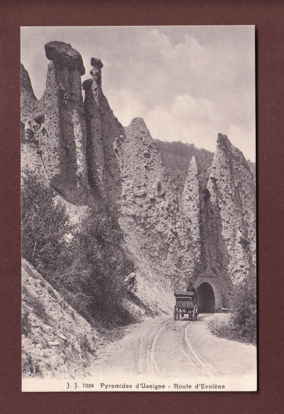 Cartoline postali: Pyramides d'EUSEIGNE - Attelage – Usato da Pully venduto da nicecards