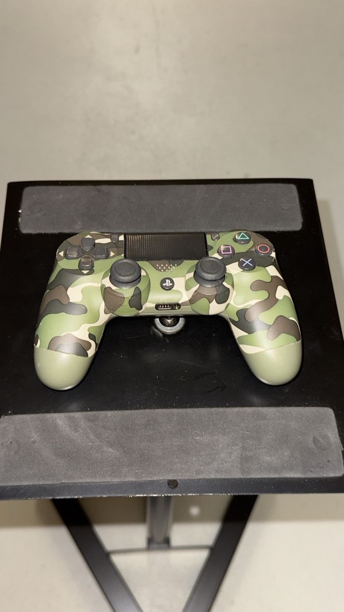 Controller: PS4 Controller Tarnmuster guter Zustand – Gebraucht aus Luzern von robinstutz
