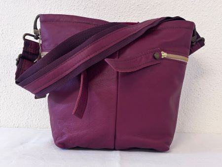 Leder-Umhängetasche S von Pro Alps, Tessiner Handwerk