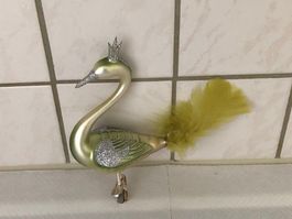 Prächtiger, grüner Paradies-Vogel aus Glas mit Federnschwanz