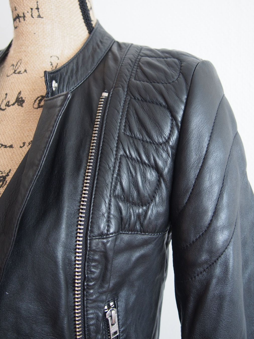 Giacche: sportliche Lederjacke mit speziellen Details – Usato da Stäfa venduto da meridianum 1