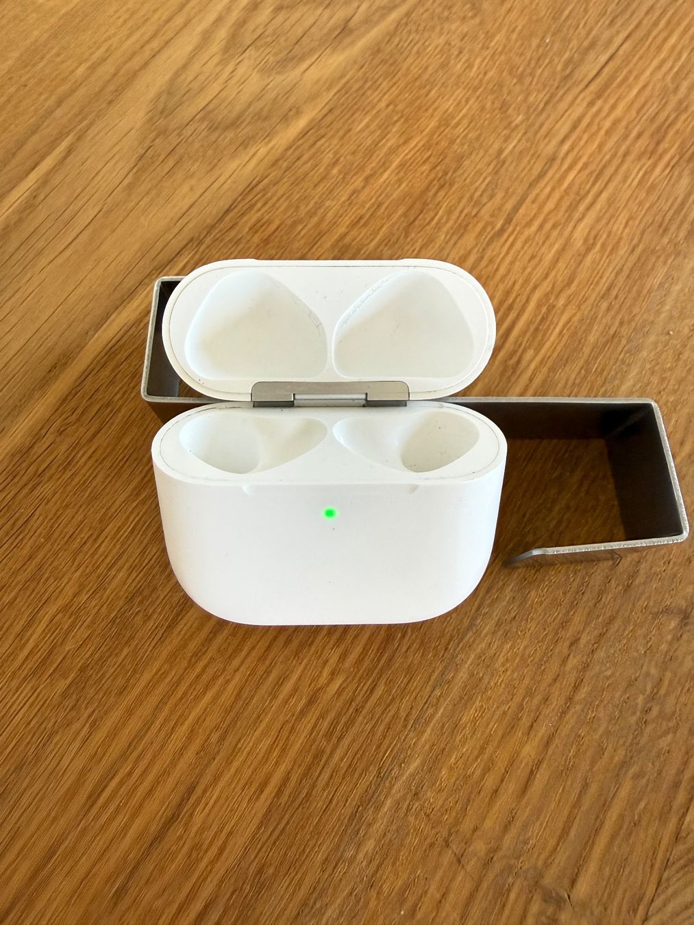 Apple Cuffie: APPLE AirPods 4 Charging Case – Usato da Lausanne venduto da Nine1982