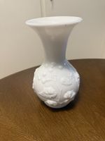Weisse Vase mit Reliefmuster guter Zustand