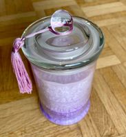 Duftkerze violett-lila im Glas mit Deckel, NEU