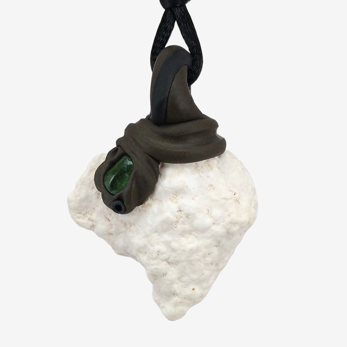 Minerali & Pietre curative: Roher Magnesit Steinanhänger mit eingefasstem Turmalin – Nuovo e nell'imballaggio originale da Meilen venduto da Kaleidoskopia