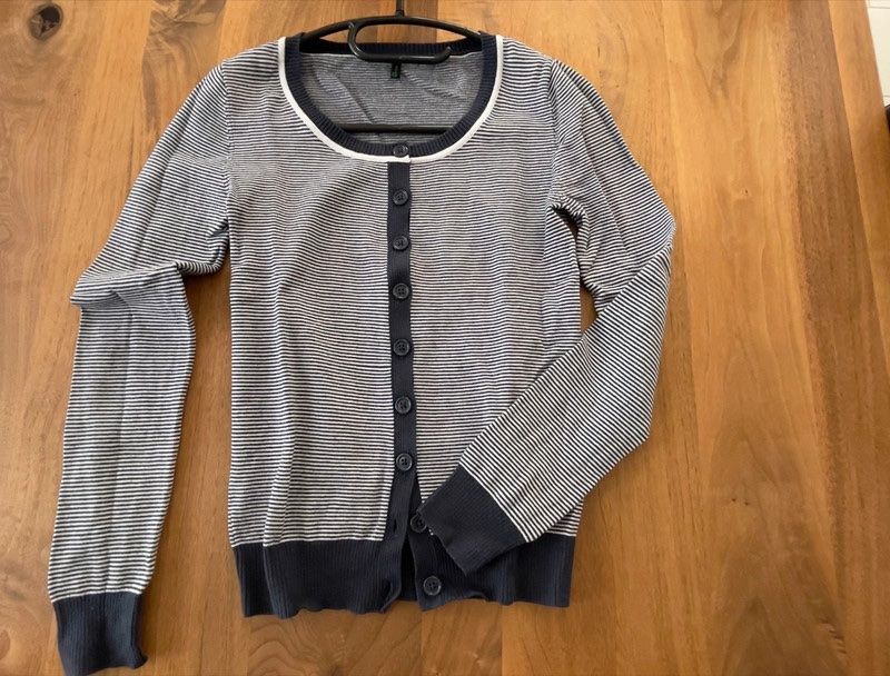Pullover & Sweatshirts: Cardigan – Gebraucht aus Winterthur von mar_f8m2