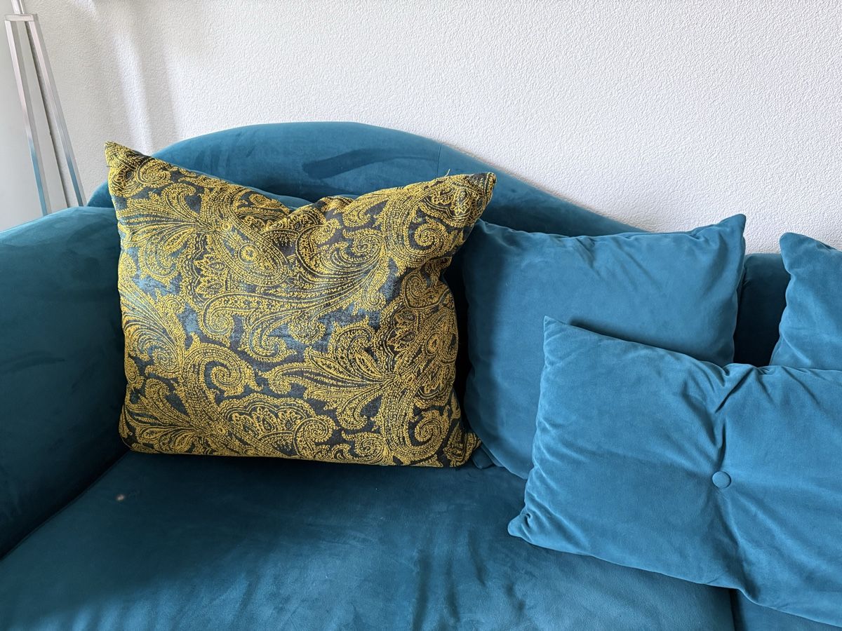 Sofas: Sofa Petrolgrün Samt mit Kissen – Gebraucht aus Volketswil von azypazy 1