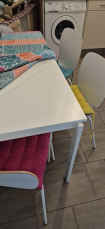 Set de table et chaises: Table blanche avec 4 chaises – D'occasion à Moiry VD par carlataki