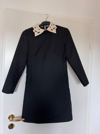 Magnifique Robe VALENTINO noire avec col perles