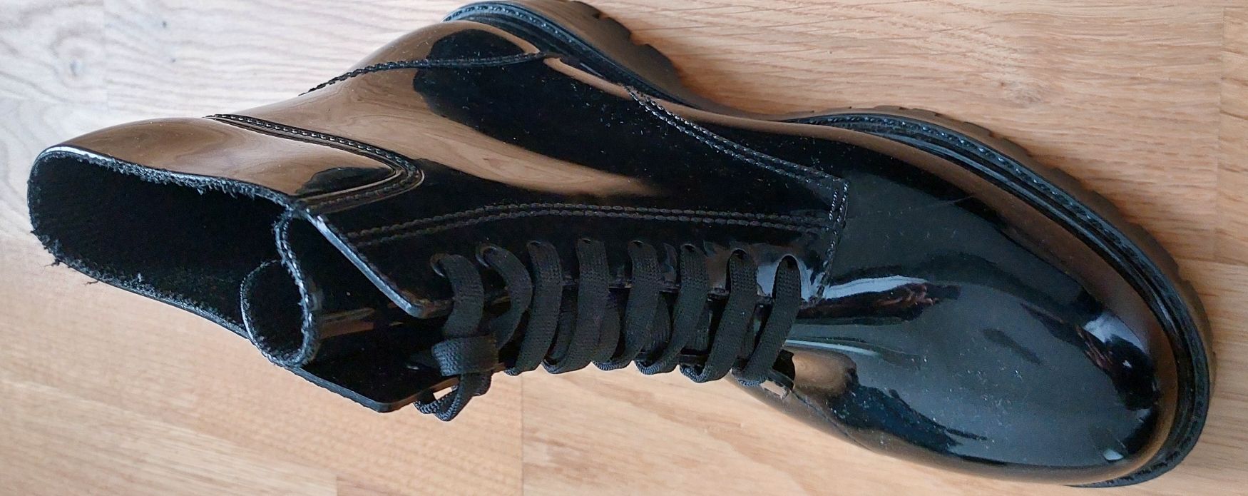 Scarpe da donna: Glänzende schwarze Stiefel, Grösse 39 – Usato da Bern venduto da titaniumsnow