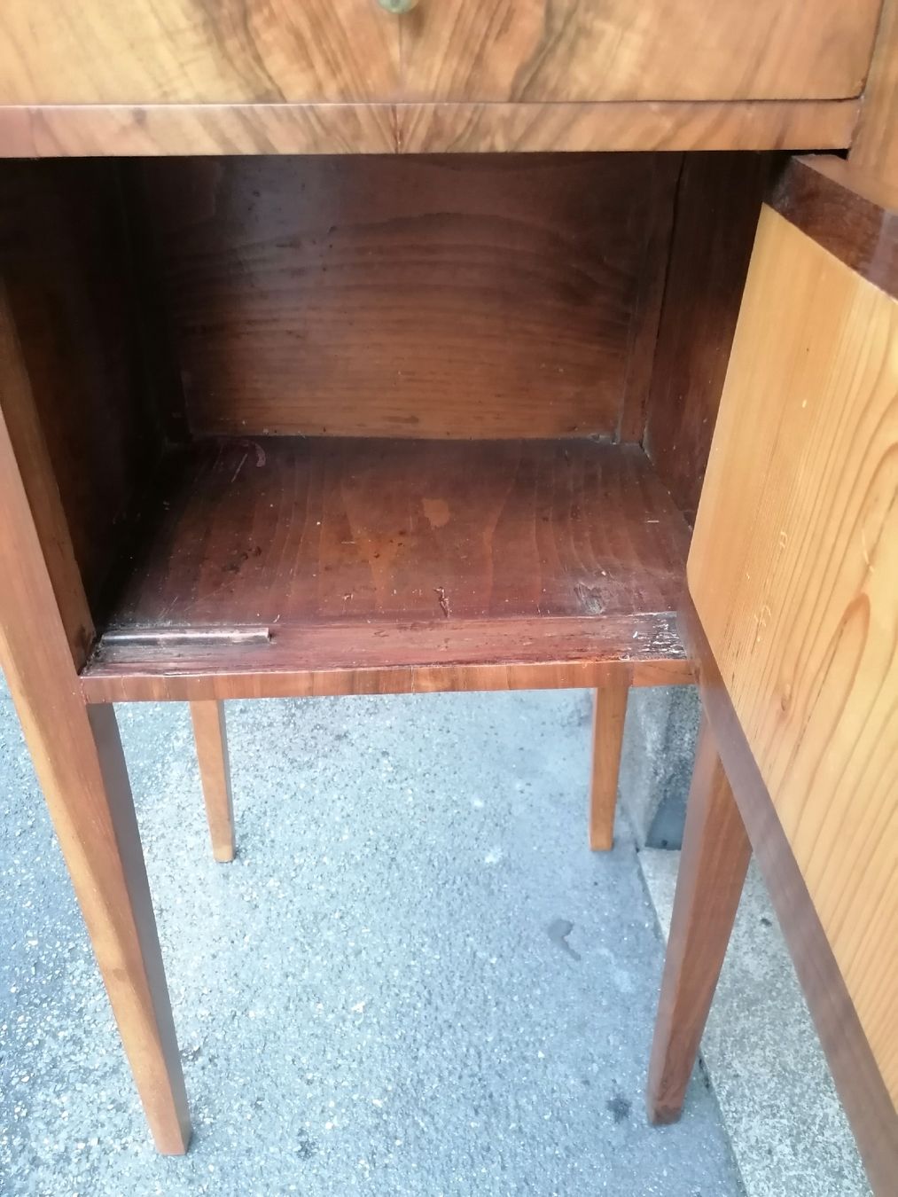 Comodini: Antike Liseuse / Nussbaum – Usato da Werthenstein venduto da Marsche1 2