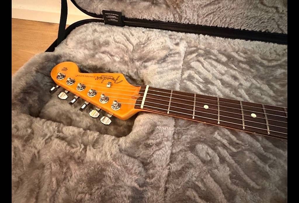 Fender Musikinstrumente: Fender AM Pro II Miami Blue HSS – Neu (gemäss Beschreibung) aus Isone von 24l_s627 2