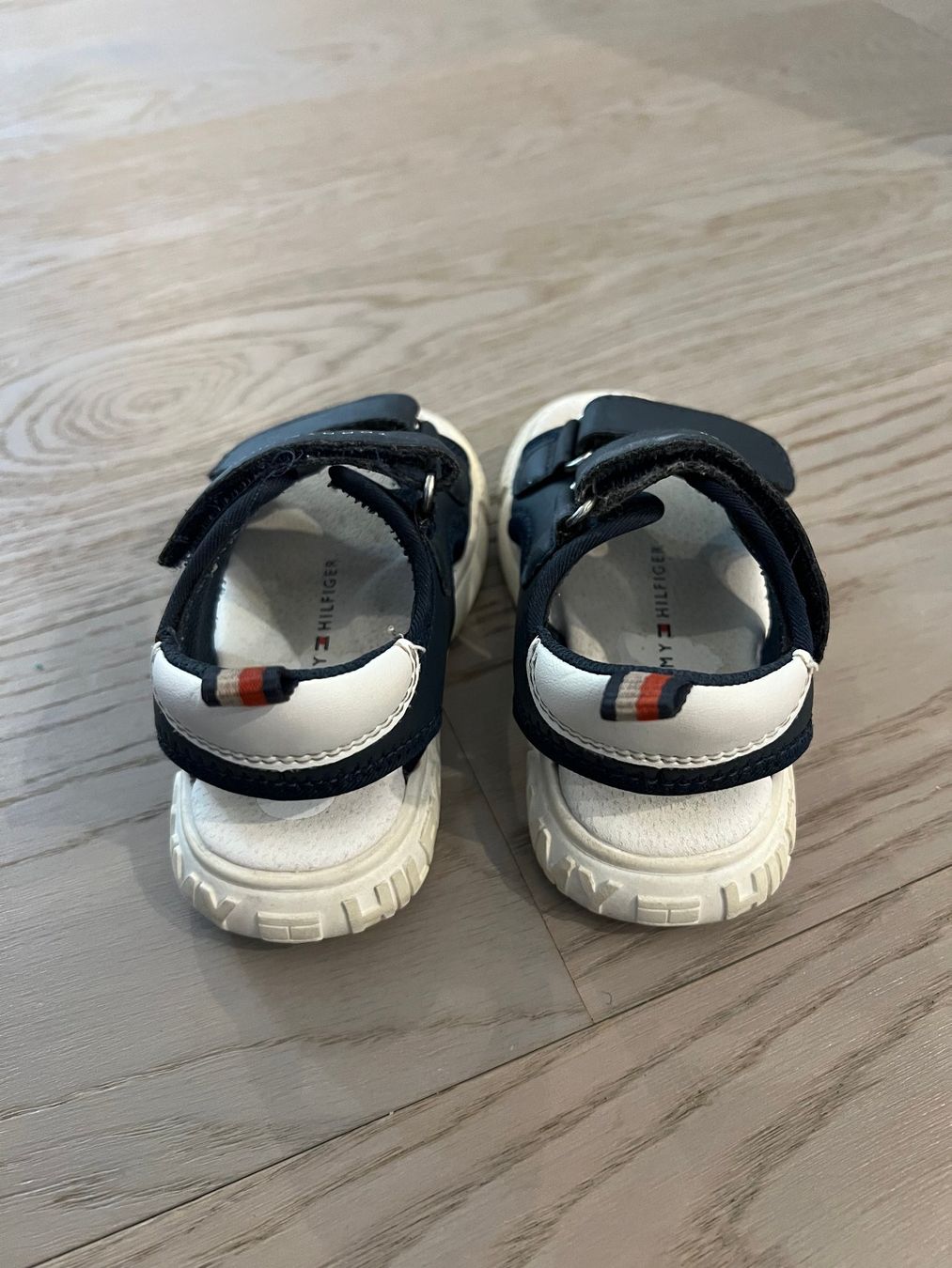 Tommy Hilfiger Scarpe per ragazzi: Tommy Hilfiger Sandalen Gr. 24 – Usato da Dietlikon venduto da Vanilya 2