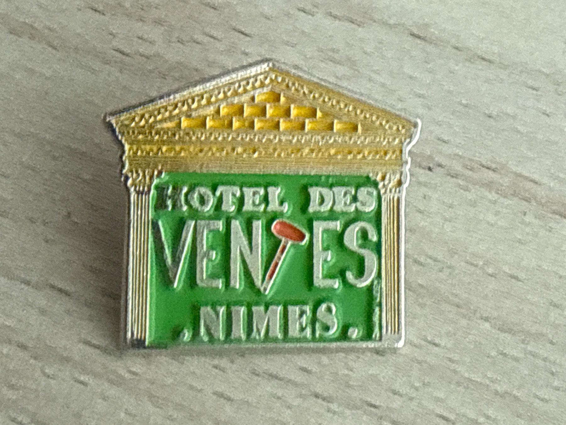 Placchette & Badge: Pin Hotel des Ventes Nimes, – Usato da Glattbrugg venduto da Schweigmatt