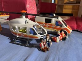 Playmobil Rettungshelikopter und Krankenwagen mit Figuren
