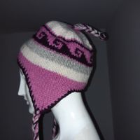 Warme, handgestrickte Wintermuetze mit Zopfmuster