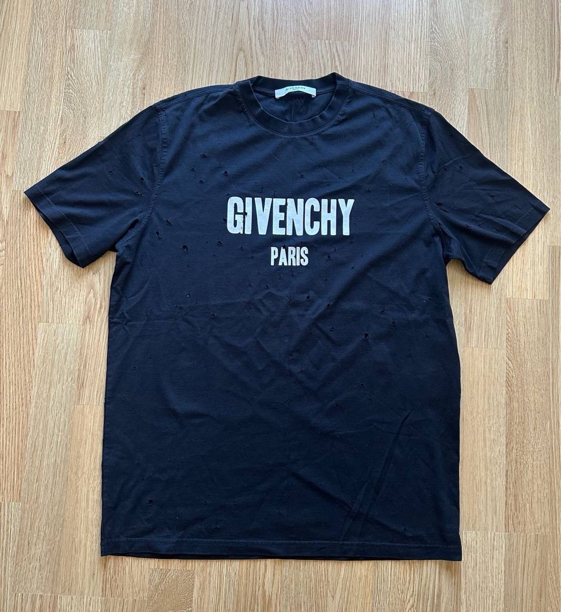 Givenchy T-Shirts: Givenchy Paris Tshirt  – Gebraucht aus Pfäffikon ZH von Nataliia.