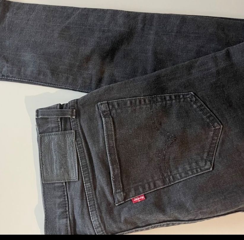 Levi's Jeans: Jean Levi's noir  – Gebraucht aus Cottens FR von Madm2-23