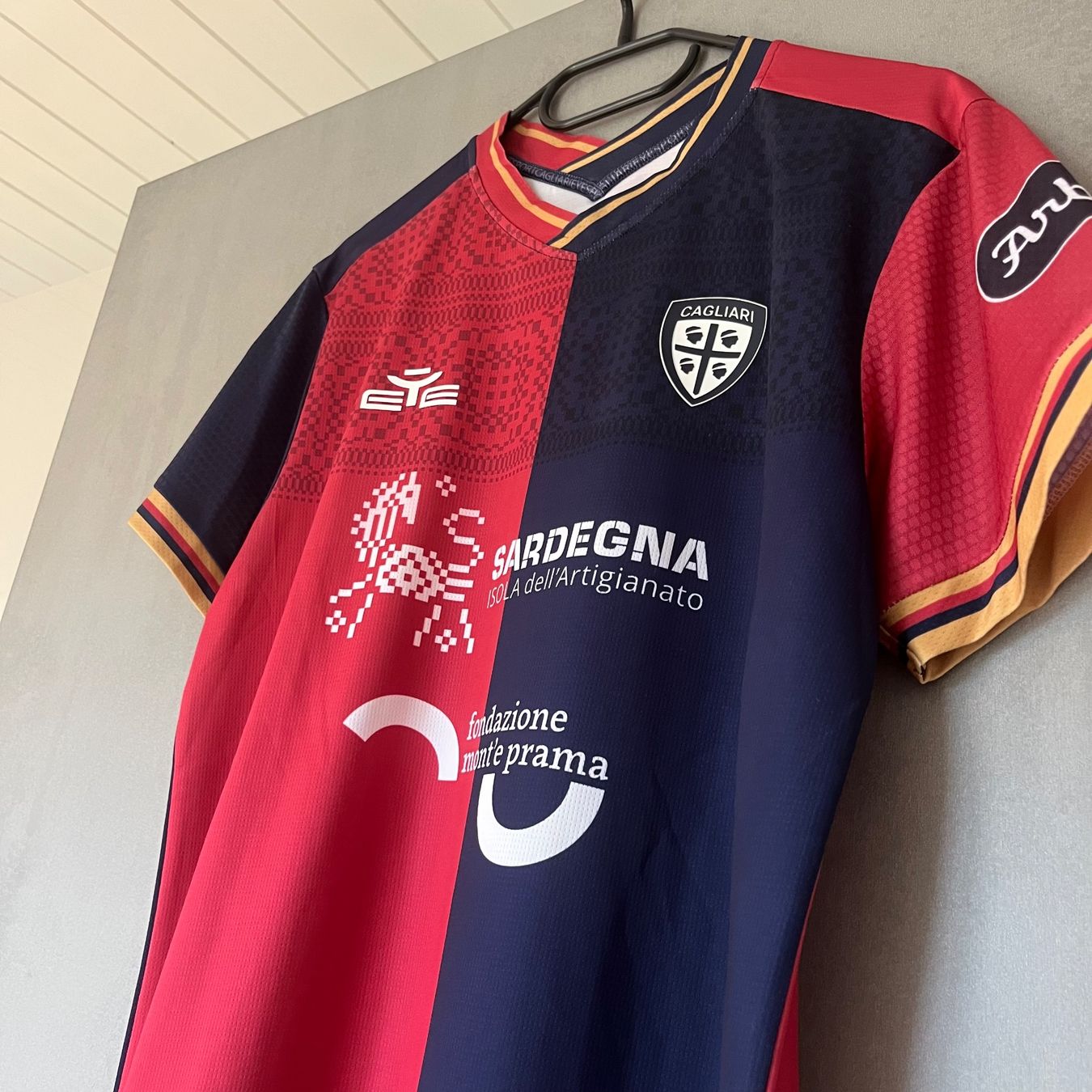 Adidas Canottiere & Pantaloni: Cagliari Calcio Trikot EYE – Usato da Winterthur venduto da LaBodega 2