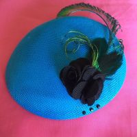 Petit chapeau rond à plumes rétro