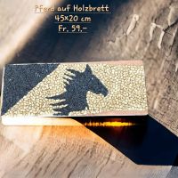 Schwarzes Pferd auf goldenem Hintergrund Handgefertigt