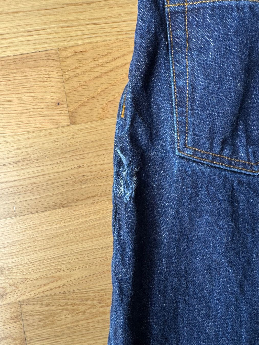 Cos Jeans: COS Jeans mit weitem Beim – Usato da Dübendorf venduto da cendre 2