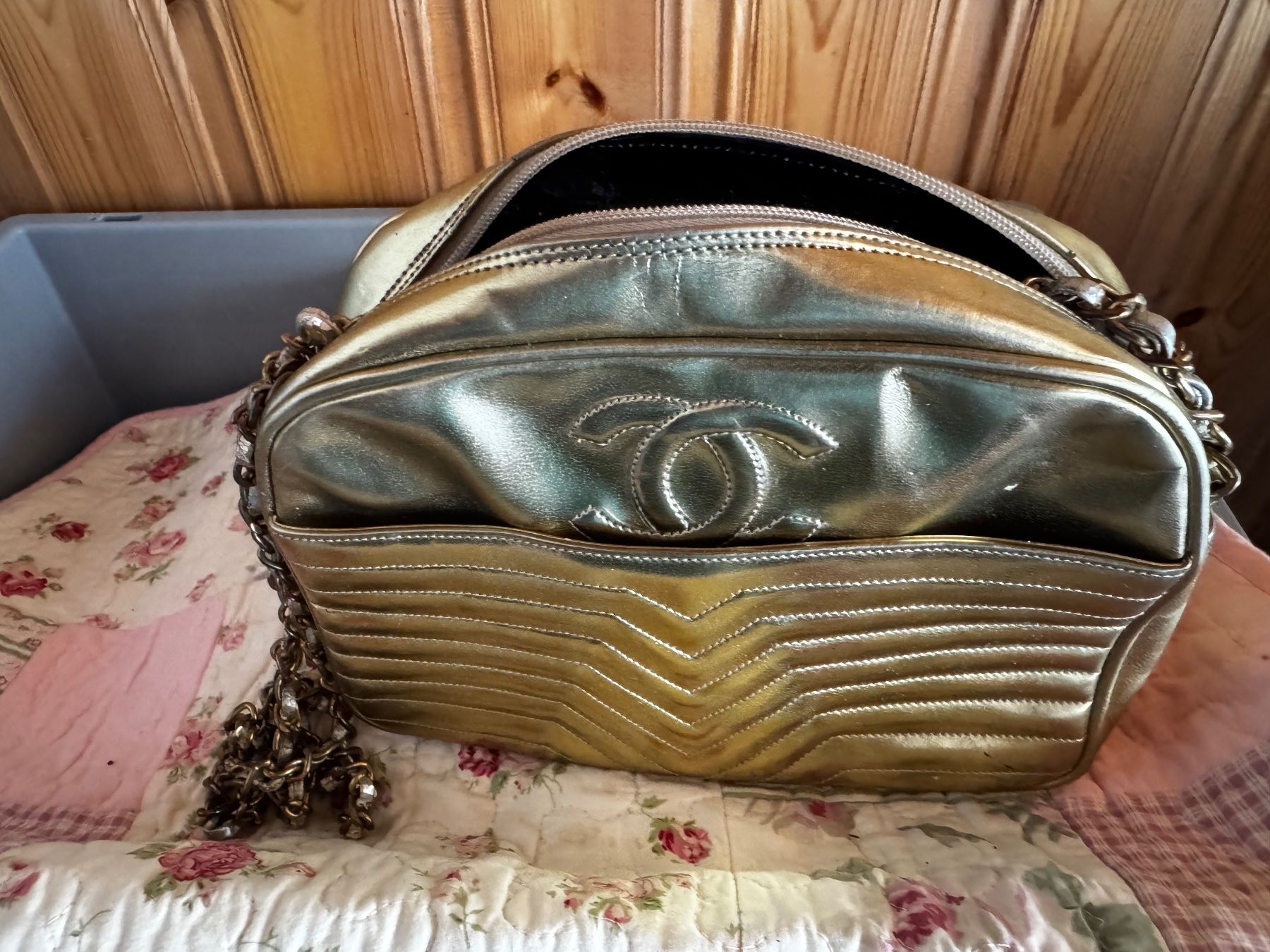 Borse da donna: Sac CC doré cuir matelassé vintage – Usato da Ovronnaz venduto da Etagne68 7