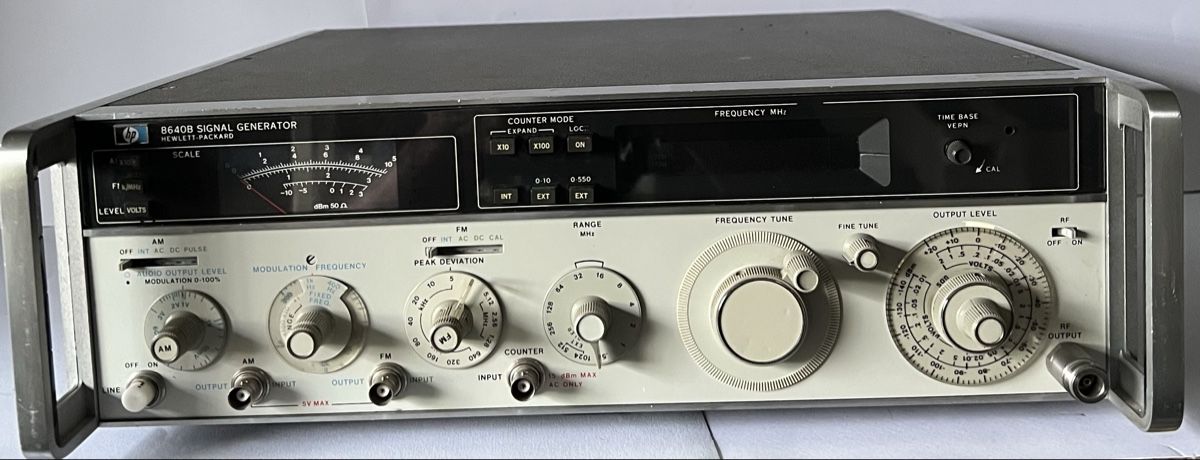 Hewlett Packard Messen: HP 8640B Signal Generator RF Messgerät Hewlett Packard top – Gebraucht aus Oberhofen Thun'see von SwissTreasure 1