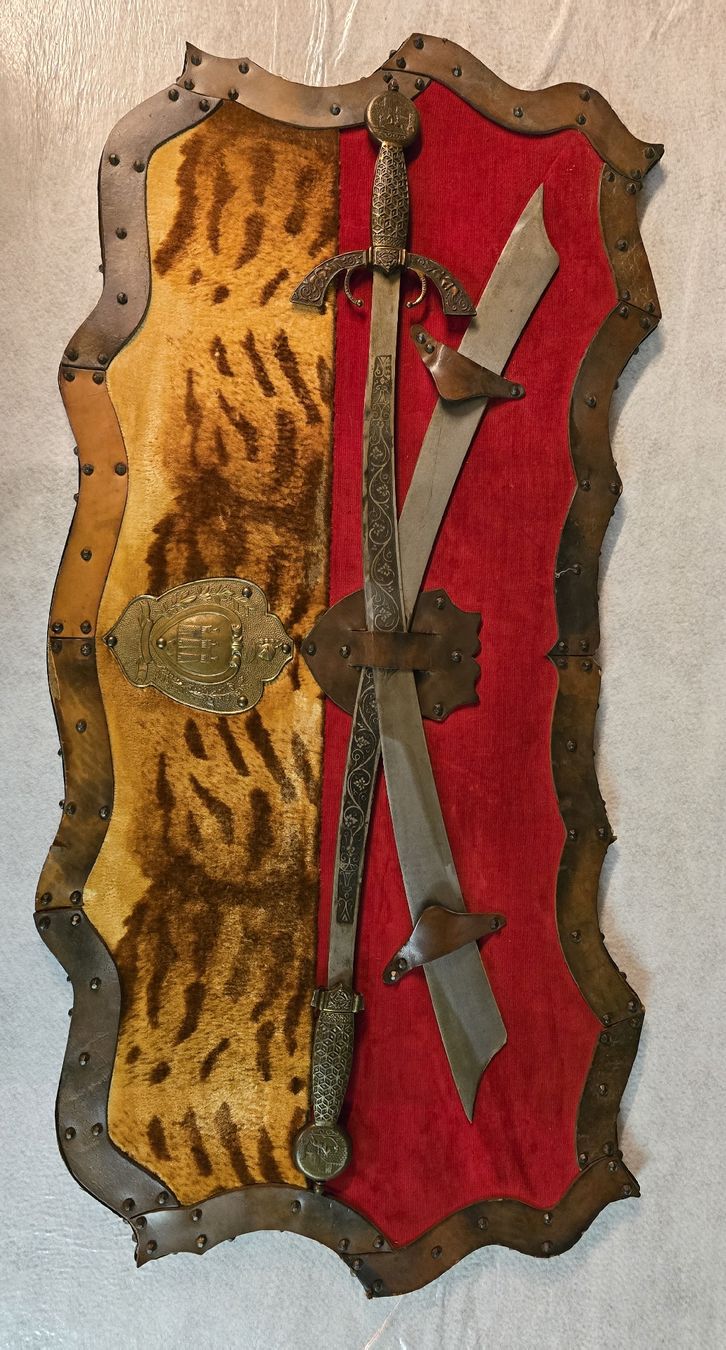 Tutte le decorazioni: Vintage Decorative Sword & Dagger Wall Plaque – Usato da Genève venduto da gen_qyb9