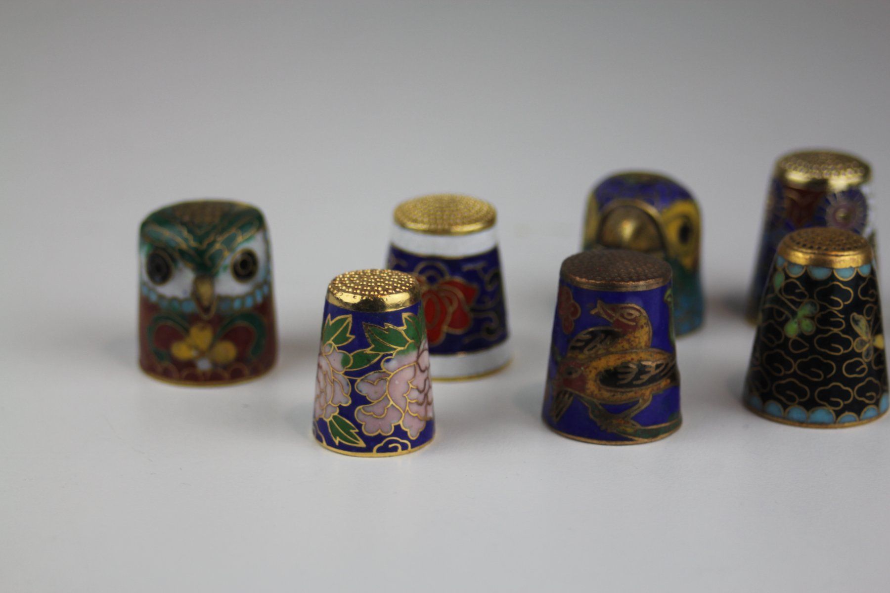 Ditali: 8 Fingerhüte Cloisonné Email Sammlung – Usato da Basel venduto da IRMAundFRED 1