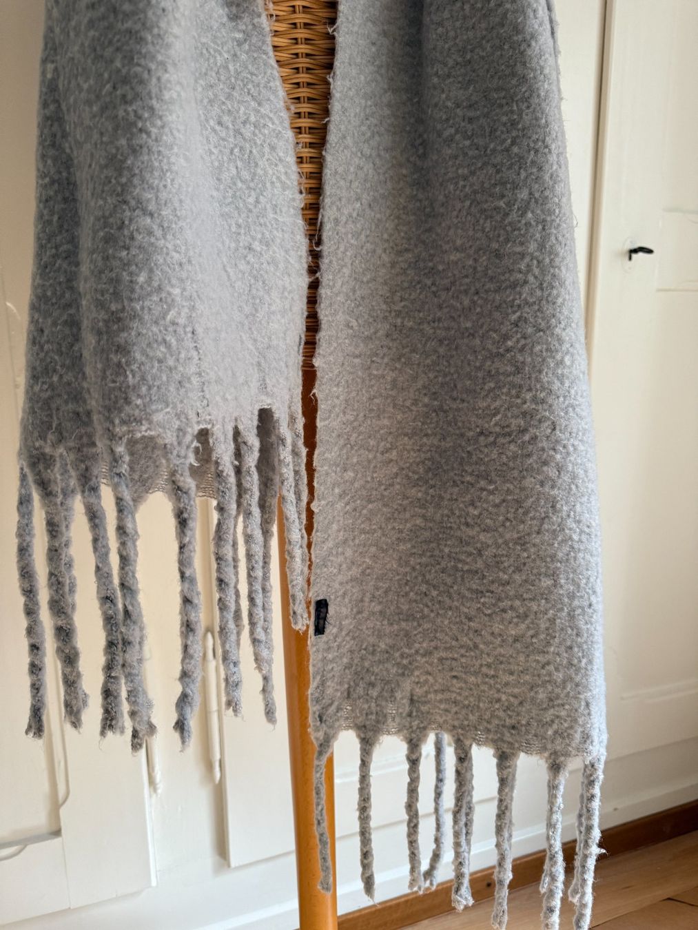 Foulards & écharpes: Strickschal hellgrau warm – D'occasion à Zürich par Diazaio 2