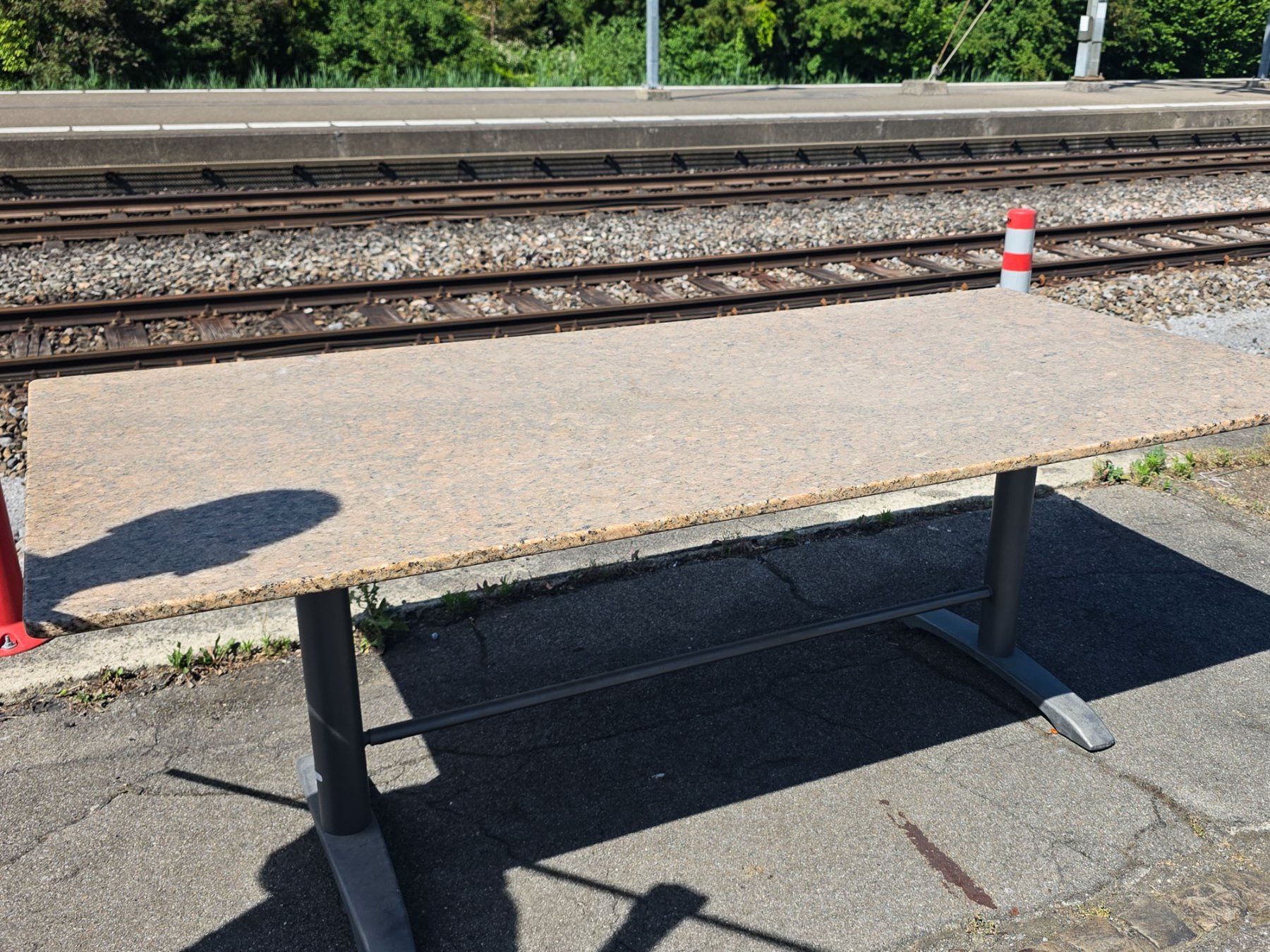 Tavoli: Gartentisch Granit - Metallgestell - Ref. 05/61 – Usato da Au ZH venduto da BrockiAu 4