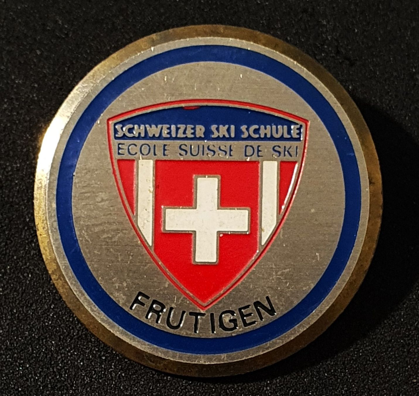 Placchette & Badge: GG119 - Alte Plakette Schweizer Ski Schule Ecole FRUTIGEN – Usato da Reinach BL venduto da Boston-Verkauf