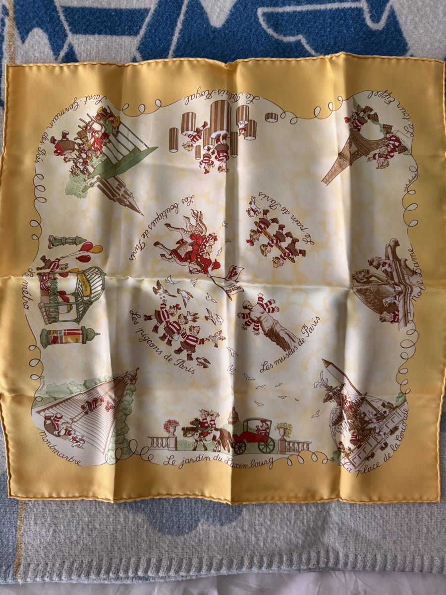 Hermès Foulard & Sciarpe: Hermès gavroche neuf 31x31 cm Les Triplés – Nuovo (secondo la descrizione) da Genève venduto da HappyLifestyle