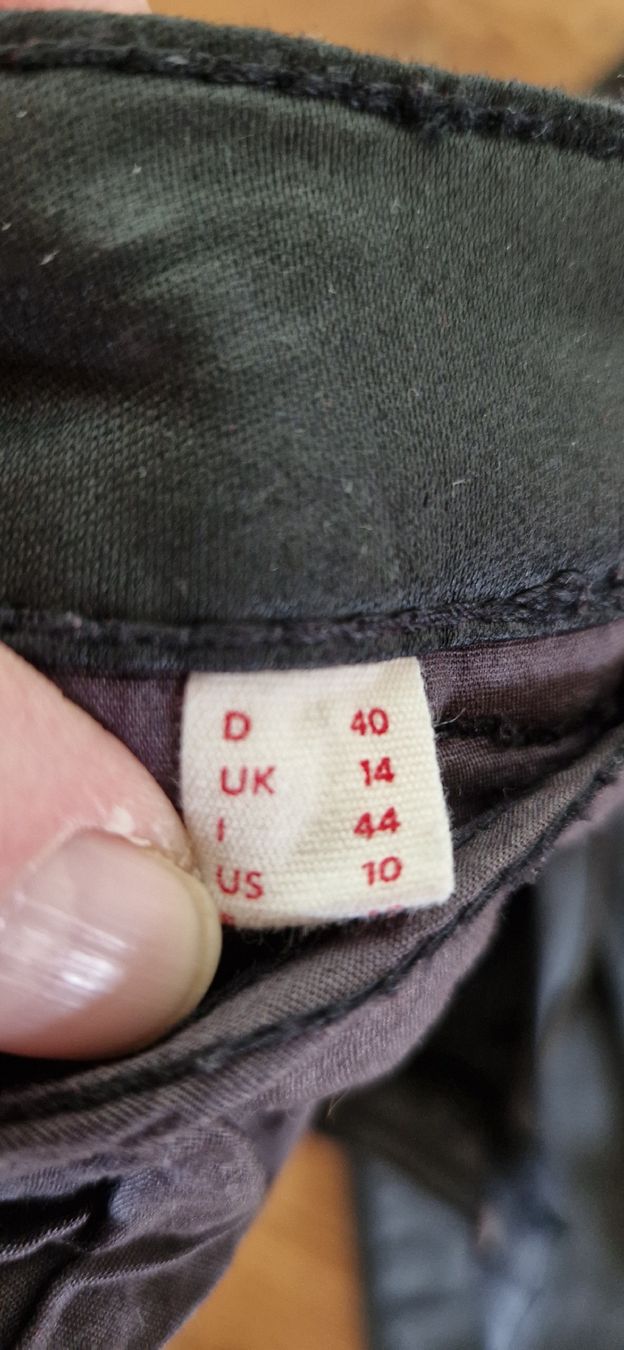 Esprit Pantaloni: Schöne Hose in Lederoptik von Esprit – Usato da Grosswangen venduto da iranki80 2