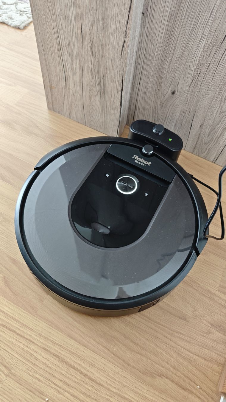 Irobot Aspirapolveri & Accessori: Roomba i7 Robot Vacuum Cleaner – Usato da Davos Dorf venduto da Miguelnogueira