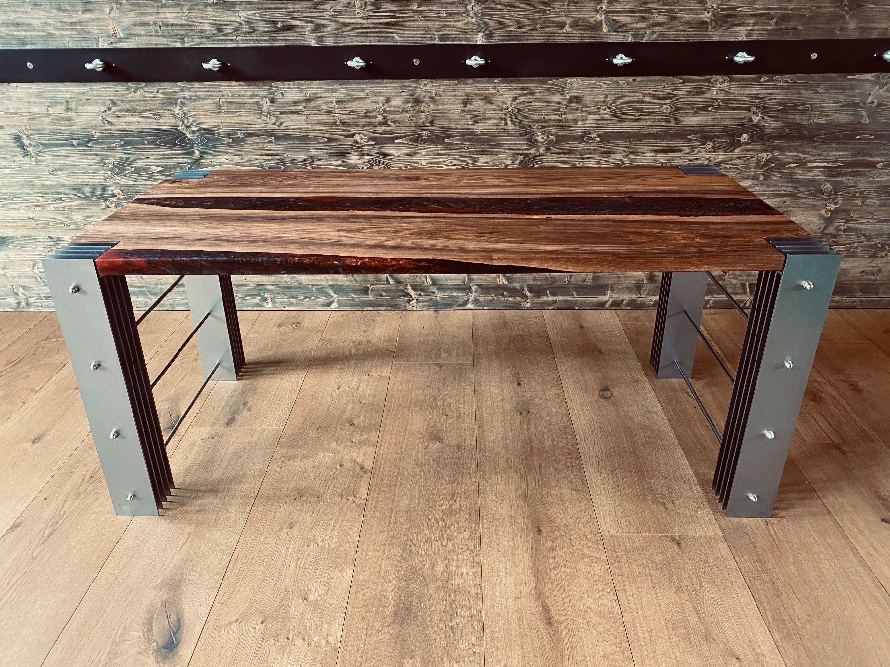 Tavoli: Nussbaum wood and epoxy dining table - beautiful & unique – Nuovo (secondo la descrizione) da Unterseen venduto da Drewski
