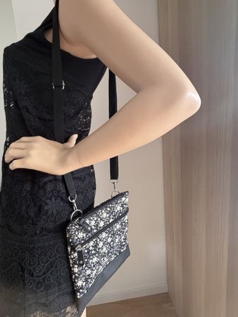 Handtasche schwarz-weiss-grau mit Blumenmuster