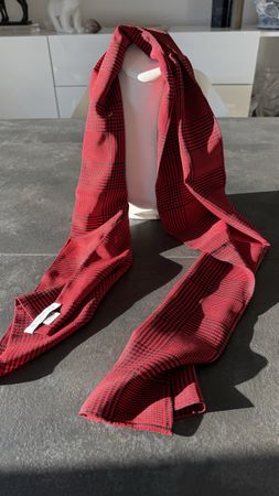 Belle étole Codello en soie rouge à carreaux, comme neuve