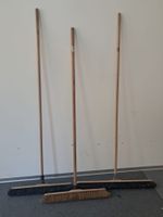 3x breite Besen mit Holzstiel, Saalbesen, Bodenwischer